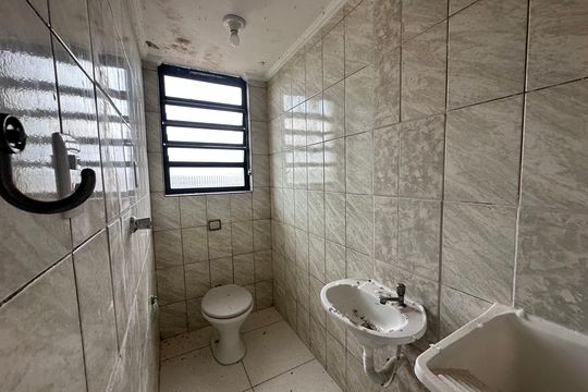Banheiro de kitnet/studio para alugar com 1 quarto, 26m² em Jardim Silveira, Barueri