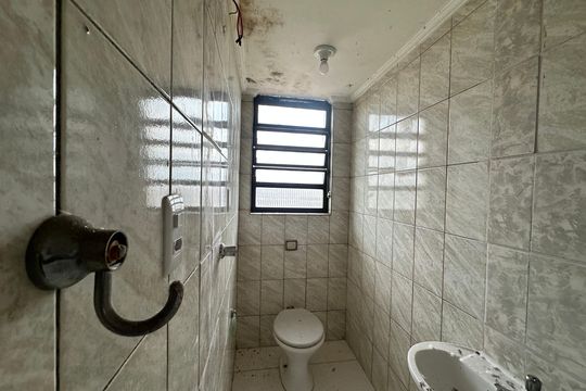 Banheiro de kitnet/studio para alugar com 1 quarto, 26m² em Jardim Silveira, Barueri