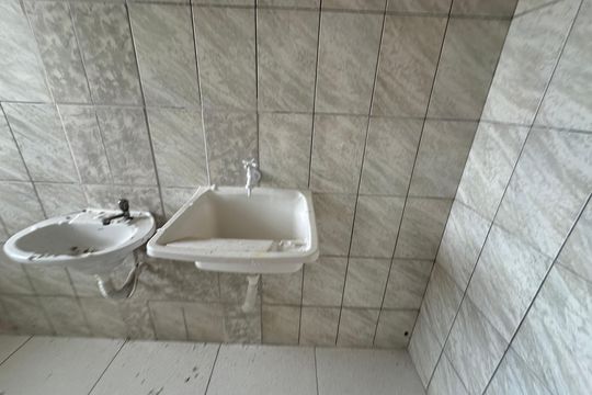 Banheiro de kitnet/studio para alugar com 1 quarto, 26m² em Jardim Silveira, Barueri