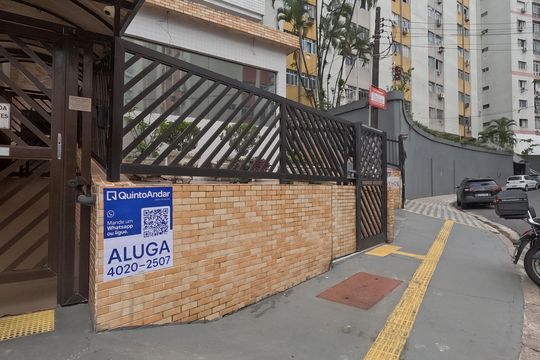 Fachada | Adesivo/Placa Quintoandar instalado  de apartamento para alugar com 1 quarto, 54m² em Morro José Menino, Santos