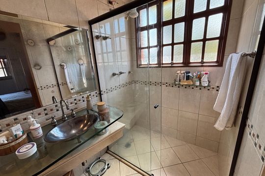 Banheiro da suíte  de casa à venda com 3 quartos, 457m² em Centro Alto, Ribeirão Pires