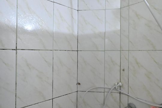 Banheiro de apartamento à venda com 2 quartos, 55m² em Parque Pinheiros, Taboão da Serra
