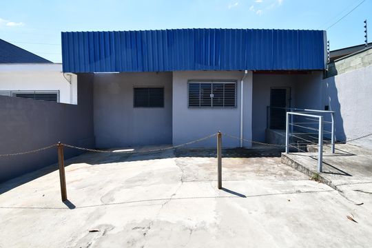 Fachada de casa para alugar com 2 quartos, 400m² em Jardim Carlos Gomes, Campinas