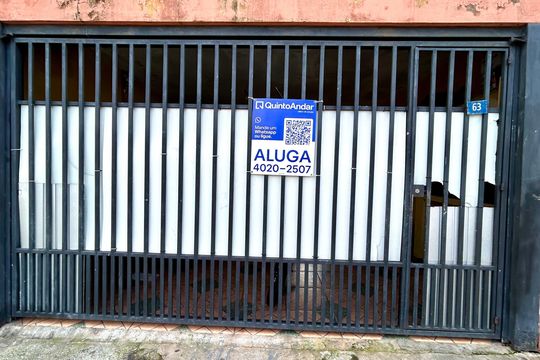 Placa instalada na fachada do imóvel de casa para alugar com 3 quartos, 150m² em Parque Jurema, Guarulhos