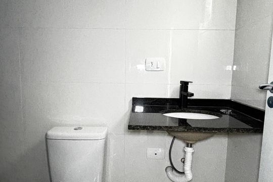 Banheiro da Suíte de apartamento à venda com 2 quartos, 65m² em Vila Curuçá, Santo André