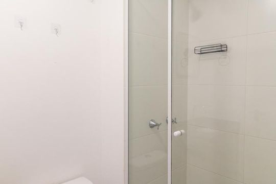 Banheiro Social de kitnet/studio para alugar com 1 quarto, 17m² em Novo Mundo, Curitiba