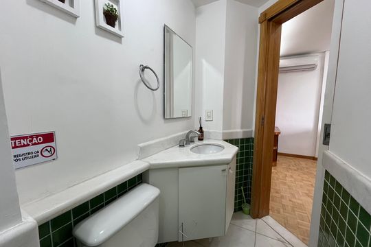 Banheiro Social de apartamento à venda com 1 quarto, 50m² em Barra da Tijuca, Rio de Janeiro