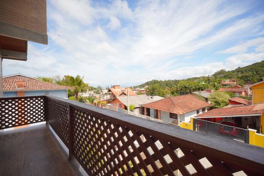 Varanda da Suíte  de casa para alugar com 2 quartos, 425m² em Sambaqui, Florianópolis
