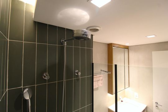 Banheiro de kitnet/studio para alugar com 1 quarto, 27m² em Indianópolis, São Paulo