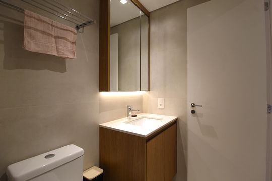 Banheiro de kitnet/studio para alugar com 1 quarto, 27m² em Indianópolis, São Paulo