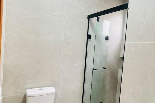 Banheiro de casa de condomínio para alugar com 2 quartos, 50m² em Parque das Lajes, Cotia