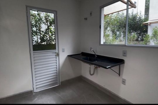 Cozinha de casa de condomínio para alugar com 2 quartos, 50m² em Parque das Lajes, Cotia