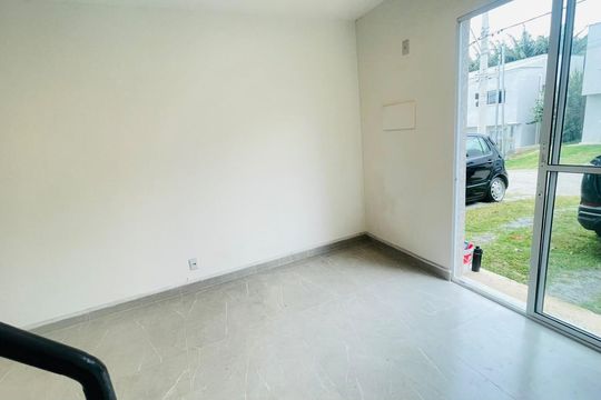 Sala de casa de condomínio para alugar com 2 quartos, 50m² em Parque das Lajes, Cotia