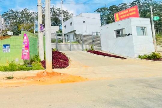 Fachada com placa de casa de condomínio para alugar com 2 quartos, 50m² em Parque das Lajes, Cotia