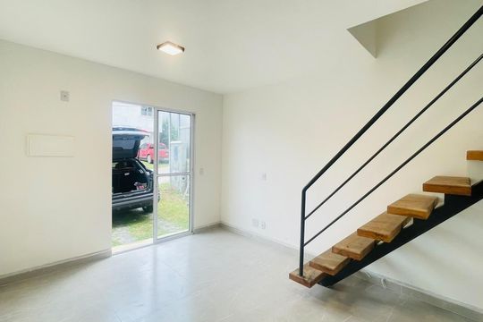 Sala de casa de condomínio para alugar com 2 quartos, 50m² em Parque das Lajes, Cotia