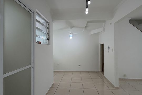 Sala de casa de condomínio para alugar com 2 quartos, 90m² em Vila Mathias, Santos