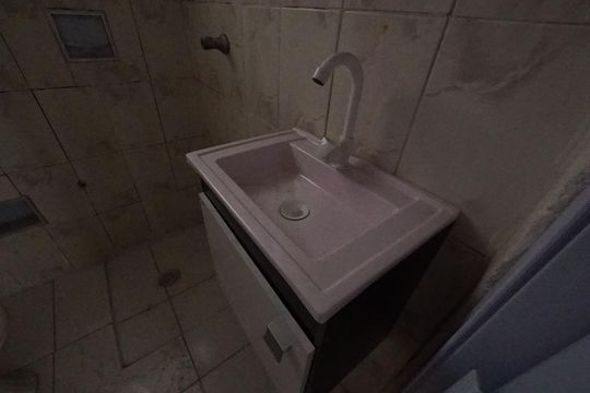 Banheiro de kitnet/studio para alugar com 1 quarto, 33m² em Sé, São Paulo