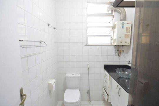 Banheiro de apartamento para alugar com 1 quarto, 56m² em Grajaú, Rio de Janeiro