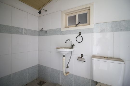 Banheiro externo de casa de condomínio à venda com 6 quartos, 300m² em Freguesia (Jacarepaguá), Rio de Janeiro