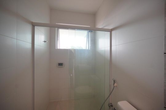 Banheiro de apartamento para alugar com 1 quarto, 80m² em Canasvieiras, Florianópolis