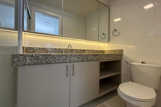 Banheiro suíte  de apartamento para alugar com 2 quartos, 70m² em Itacorubi, Florianópolis