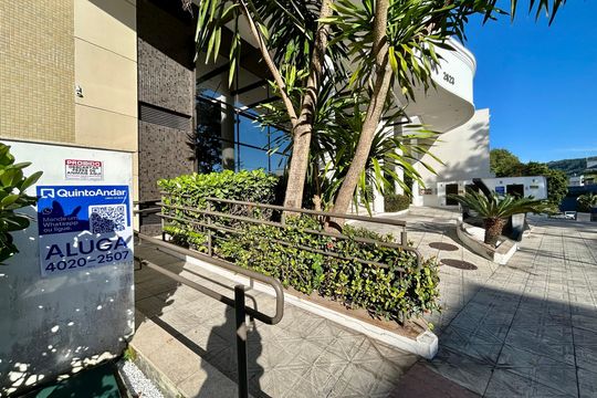 Fachada  de apartamento para alugar com 2 quartos, 70m² em Itacorubi, Florianópolis