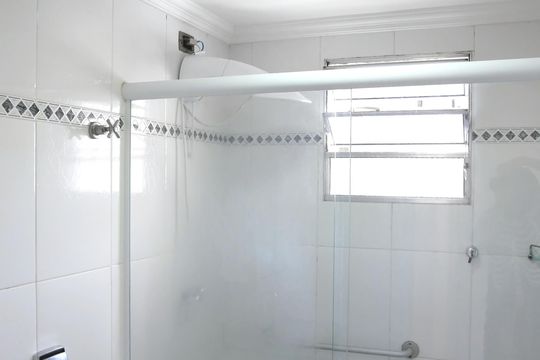 Banheiro de apartamento à venda com 2 quartos, 65m² em Jardim Umuarama, São Paulo