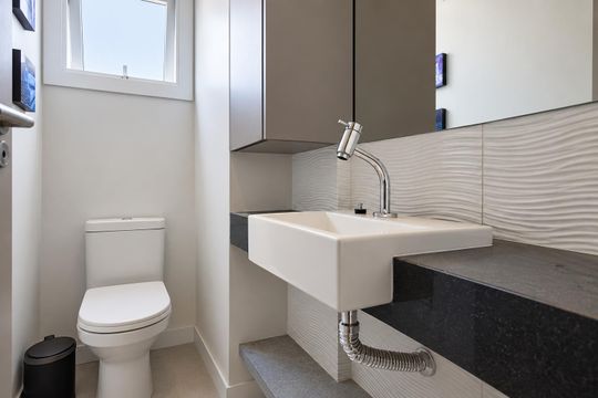 Lavabo de apartamento para alugar com 1 quarto, 53m² em Três Figueiras, Porto Alegre