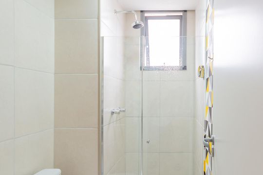Banheiro de kitnet/studio para alugar com 1 quarto, 32m² em Santo Cristo, Rio de Janeiro
