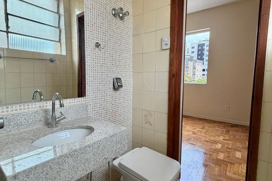 Banheiro da suíte de apartamento à venda com 3 quartos, 120m² em Serra, Belo Horizonte
