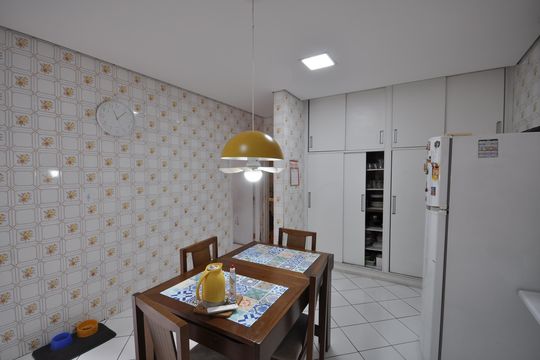 Cozinha de casa à venda com 4 quartos, 319m² em Vila Nivi, São Paulo