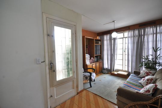 Sala de estar de casa à venda com 4 quartos, 319m² em Vila Nivi, São Paulo