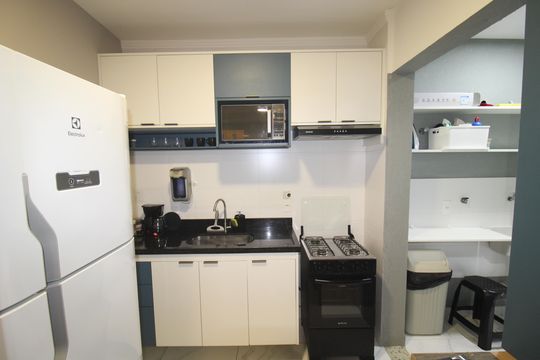 Sala / Cozinha de apartamento para alugar com 1 quarto, 32m² em Carandiru, São Paulo