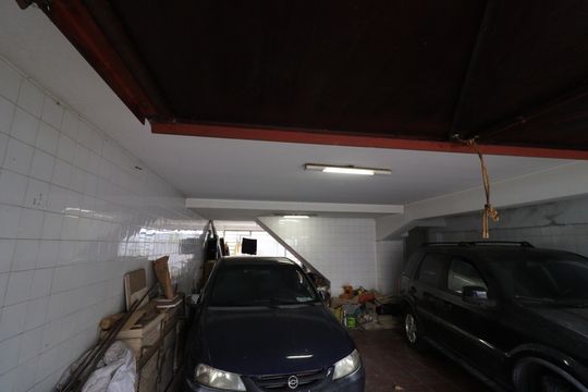 Garagem de casa à venda com 4 quartos, 220m² em Campo Grande, São Paulo