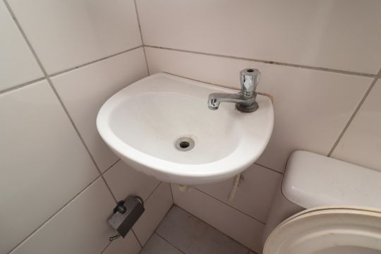 Banheiro de casa para alugar com 2 quartos, 42m² em Jardim Itapemirim, São Paulo