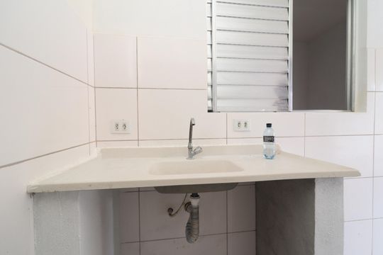 Cozinha e Área de Serviço de casa para alugar com 2 quartos, 42m² em Jardim Itapemirim, São Paulo