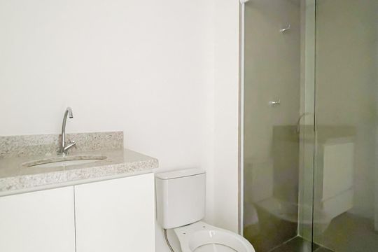 Banheiro de kitnet/studio para alugar com 1 quarto, 26m² em Vila Osasco, Osasco