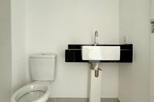 Banheiro de kitnet/studio à venda com 1 quarto, 26m² em Pinheiros, São Paulo