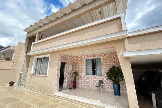 Fachada de casa à venda com 3 quartos, 285m² em Jardim Sulacap, Rio de Janeiro