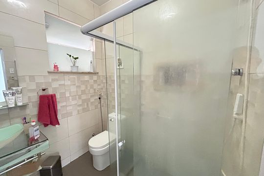 Banheiro 1 de casa à venda com 3 quartos, 285m² em Jardim Sulacap, Rio de Janeiro