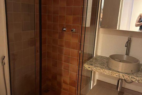 Banheiro de apartamento à venda com 2 quartos, 58m² em Copacabana, Rio de Janeiro