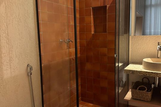Banheiro de apartamento à venda com 2 quartos, 58m² em Copacabana, Rio de Janeiro