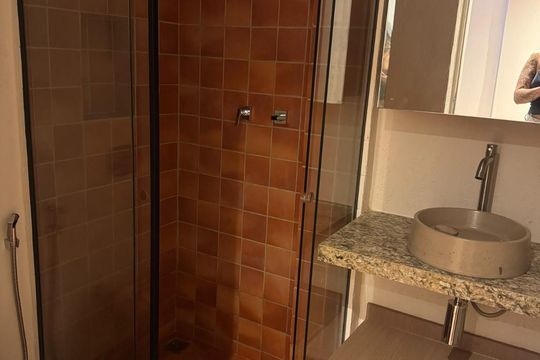 Banheiro de apartamento à venda com 2 quartos, 58m² em Copacabana, Rio de Janeiro