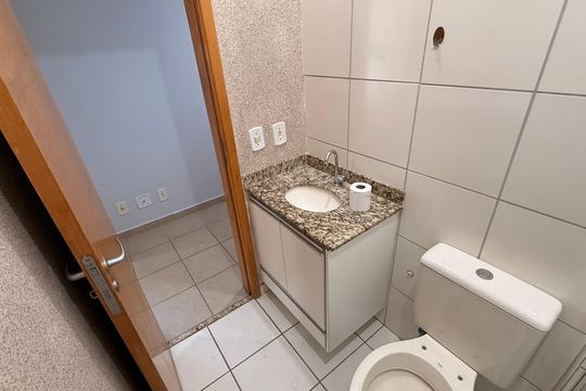 Banheiro Social de apartamento para alugar com 3 quartos, 77m² em Jardim Europa, Goiânia