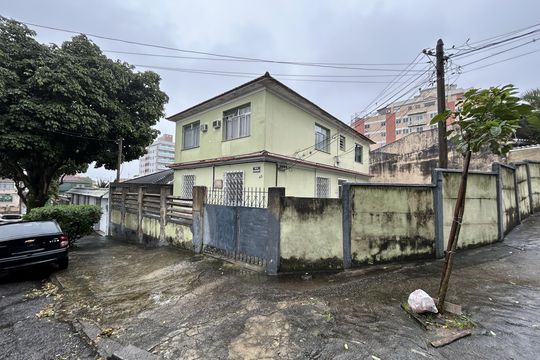 Fachada de casa para alugar com 1 quarto, 70m² em Vila Valqueire, Rio de Janeiro