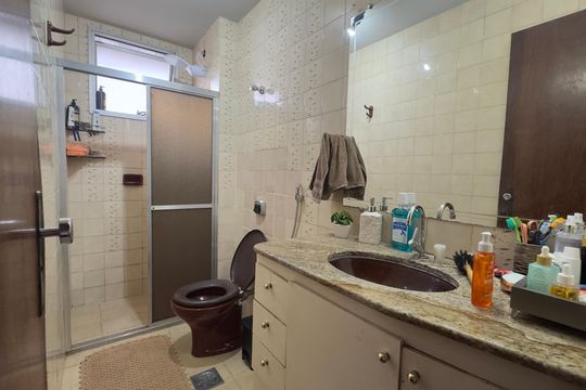 Banheiro social de apartamento à venda com 2 quartos, 60m² em Lourdes, Belo Horizonte