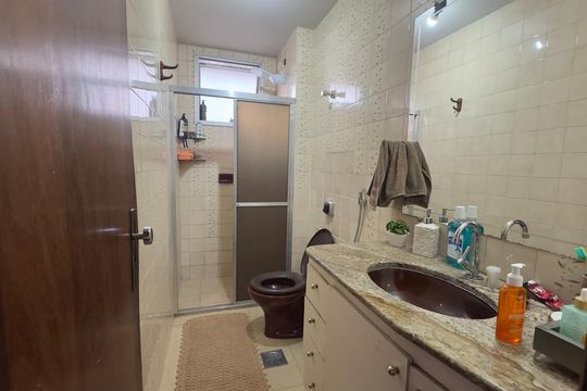 Banheiro social de apartamento à venda com 2 quartos, 60m² em Lourdes, Belo Horizonte