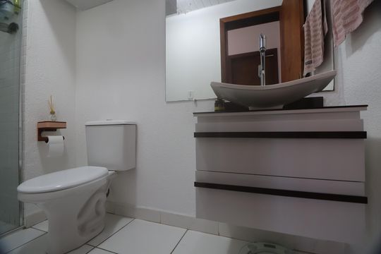 Banheiro  de apartamento à venda com 2 quartos, 50m² em Olaria, Canoas