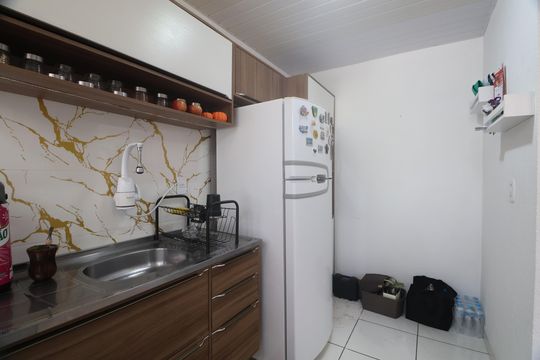 Cozinha - Armários de apartamento à venda com 2 quartos, 50m² em Olaria, Canoas