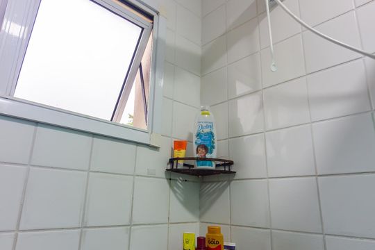 Banheiro 1 de casa de condomínio para alugar com 2 quartos, 85m² em Granja Viana, Cotia